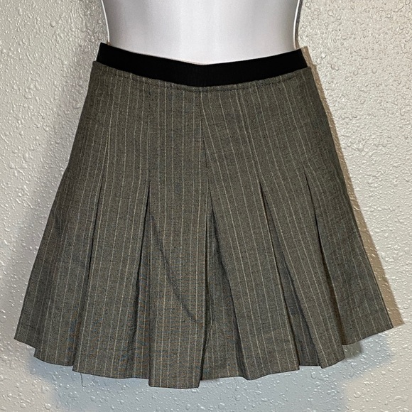 Y2K Guess Black and Gray Pleated Skater Mini Skirt - Picture 5 of 5